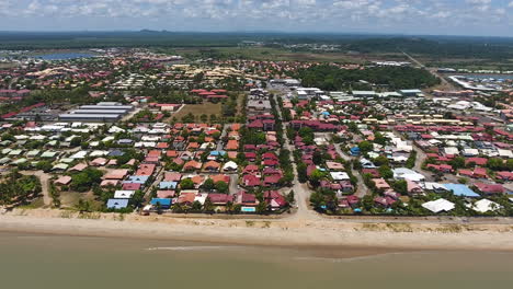 Luftaufnahme-Der-Gemeinde-Kourou-In-Französisch-Guayana-Am-Strand